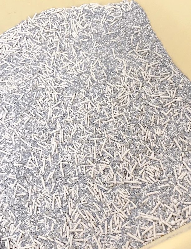 Large Capacity Bentonite Cat Litter for Multi Cat Homes Dust Free Strong Clumping Easy Clean Scoop