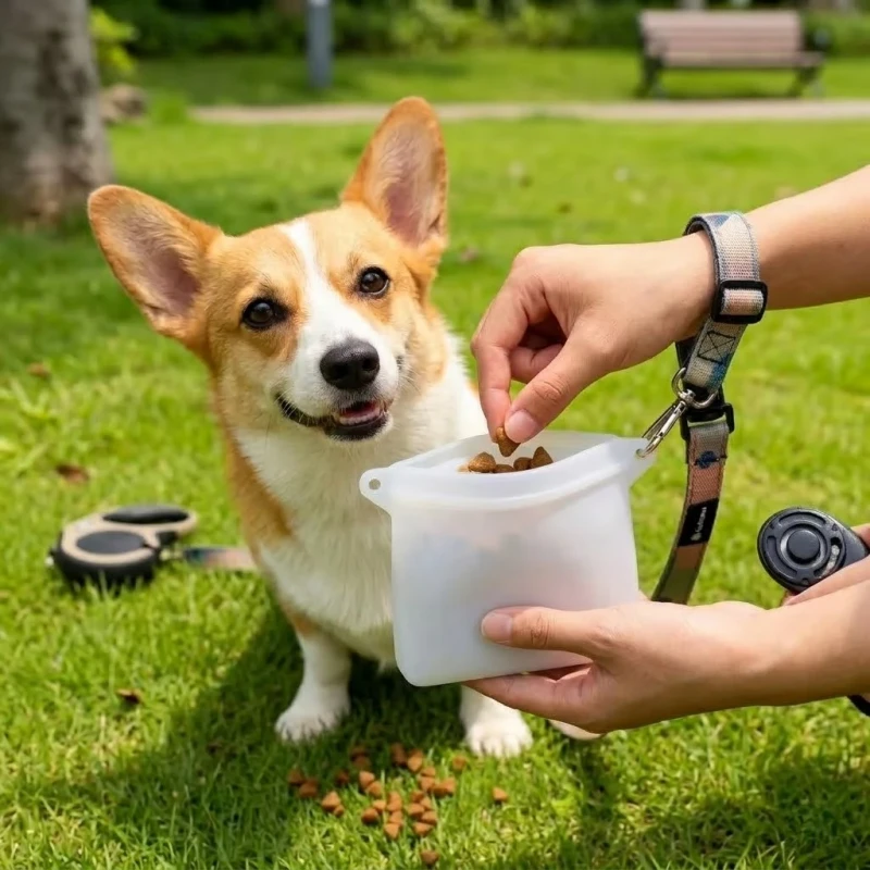 Stock Soft Silicone Dog Training Bag Waterproof Solid Color Dog Food Dispensing Bag for Dog Walking Supplies